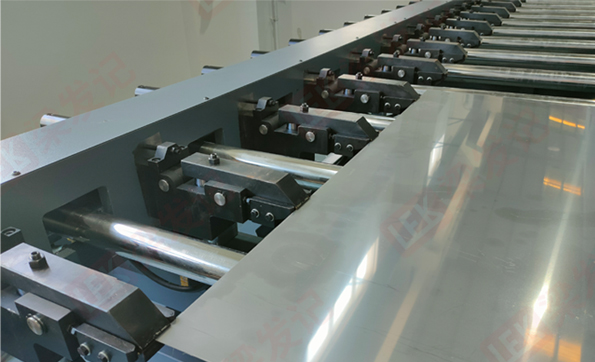 送料后定位装置